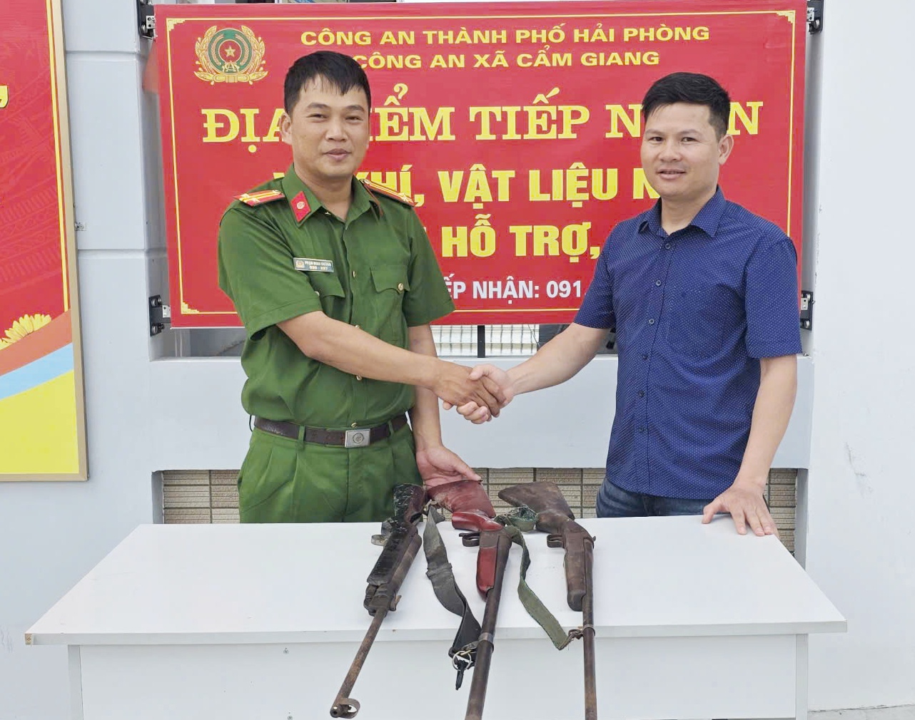 Công an xã Cẩm Giang vận động Nhân dân giao nộp 03 khẩu súng